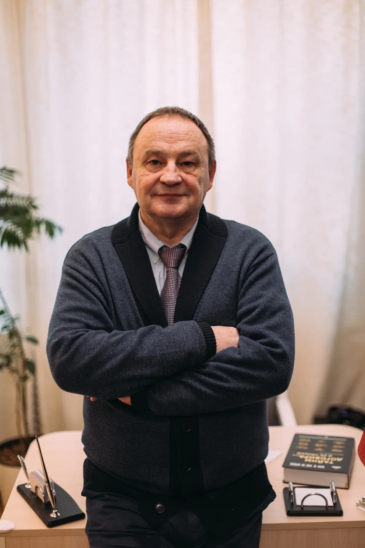 Адвокат Андрей Александрович Баганов в рабочем кабинете