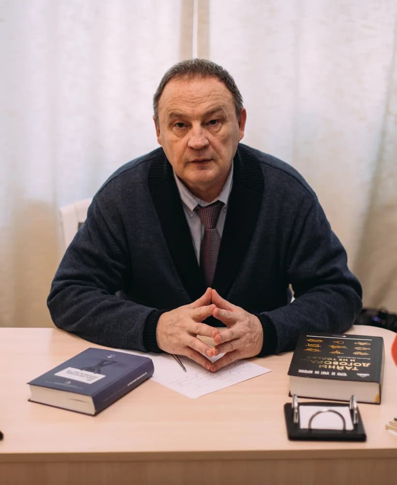 Адвокат Андрей Баганов в рабочем кабинете